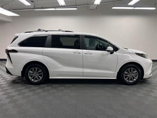 2025 Toyota Sienna LE
