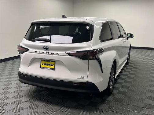 2023 Toyota Sienna LE