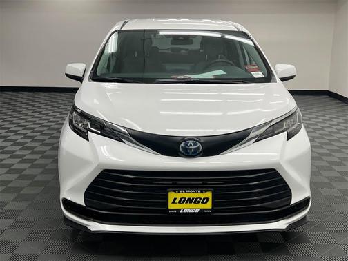 2023 Toyota Sienna LE