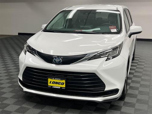 2023 Toyota Sienna LE