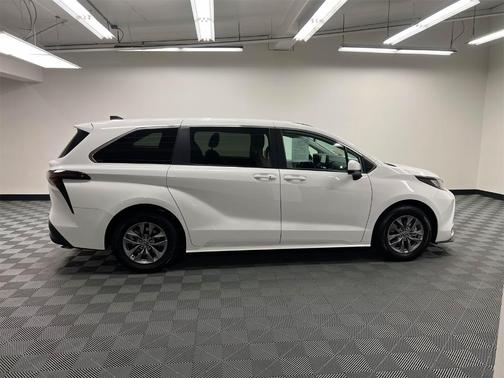 2023 Toyota Sienna LE