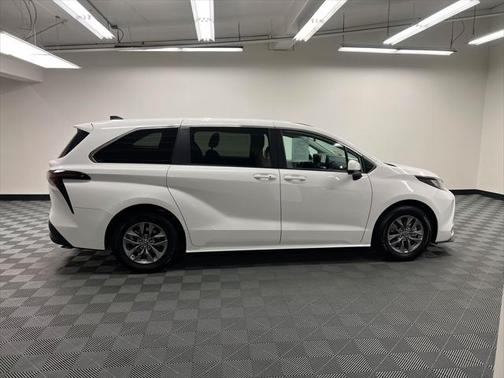 2023 Toyota Sienna LE