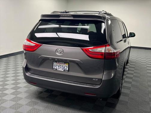 2017 Toyota Sienna XLE