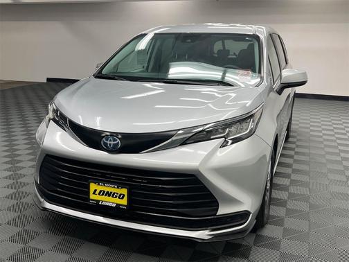 2023 Toyota Sienna LE