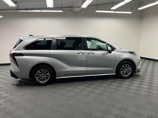 2023 Toyota Sienna LE