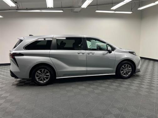 2023 Toyota Sienna LE
