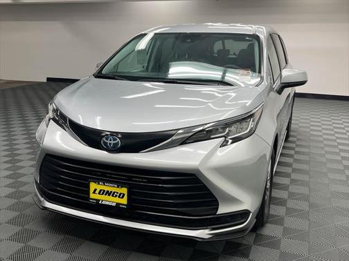 2023 Toyota Sienna LE
