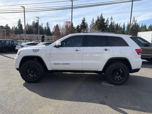 Bright White Clear Coat 2019 Jeep Grand Cherokee Laredo