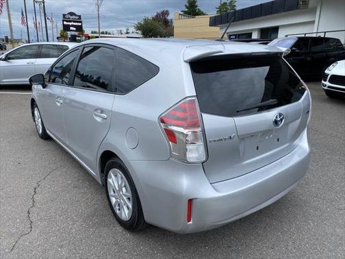2017 Toyota Prius v Five