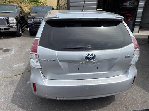 2017 Toyota Prius v Five