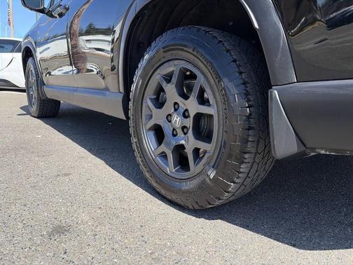 Crystal Black Pearl 2025 Honda Pilot TrailSport