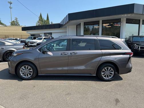 2022 Toyota Sienna LE