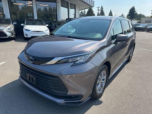 2022 Toyota Sienna LE