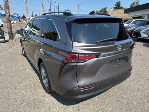 2022 Toyota Sienna LE