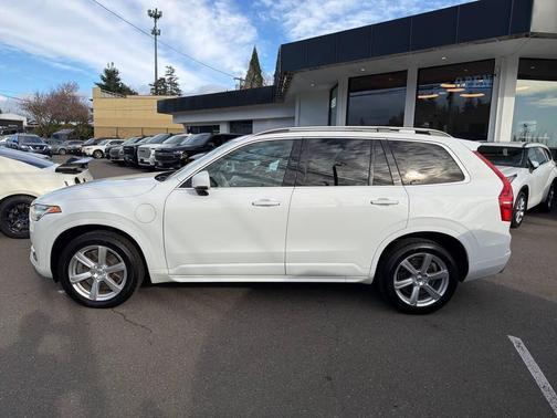 2016 Volvo XC90 Hybrid T8 Momentum