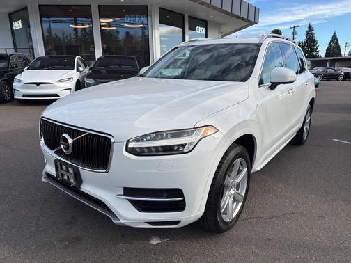 2016 Volvo XC90 Hybrid T8 Momentum