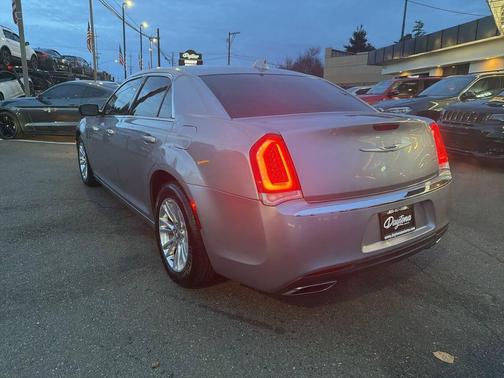 2018 Chrysler 300 Touring