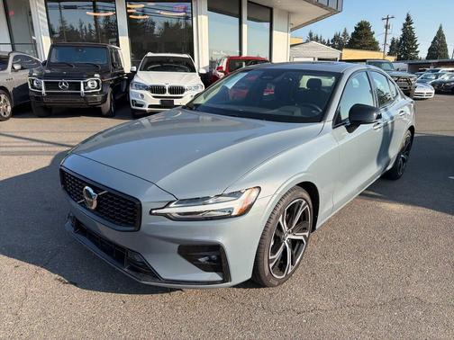 2024 Volvo S60 B5 Core Dark Theme