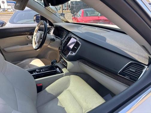2016 Volvo XC90 T6 Momentum