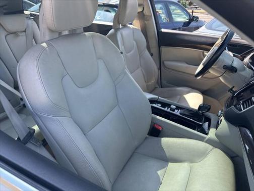 2016 Volvo XC90 T6 Momentum