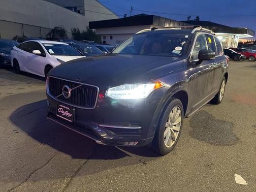 2016 Volvo XC90 T6 Momentum