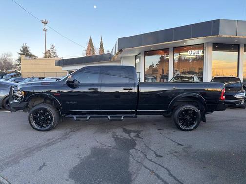 2020 RAM 3500 Laramie Crew Cab 4x4 8' Box