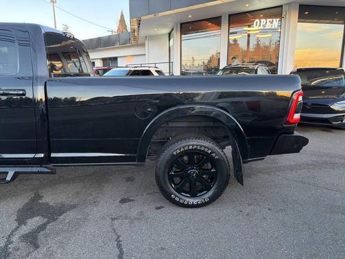 2020 RAM 3500 Laramie Crew Cab 4x4 8' Box