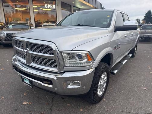 2017 RAM 3500 Laramie Crew Cab 4x4 8' Box
