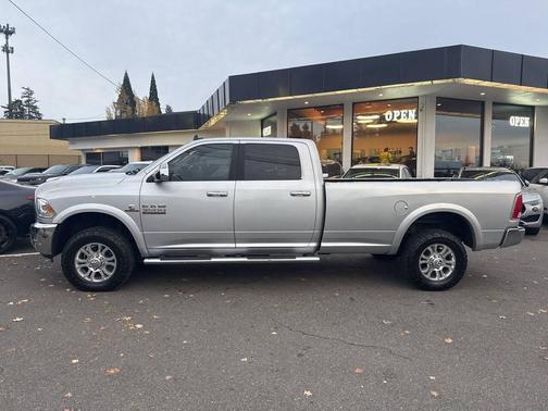 2017 RAM 3500 Laramie Crew Cab 4x4 8' Box