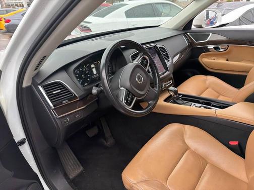 2016 Volvo XC90 T6 Momentum