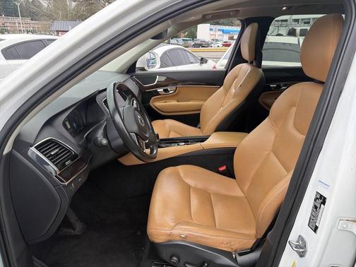 2016 Volvo XC90 T6 Momentum