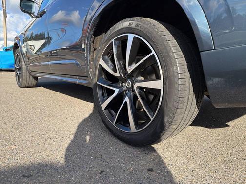2020 Volvo XC90 T6 Momentum
