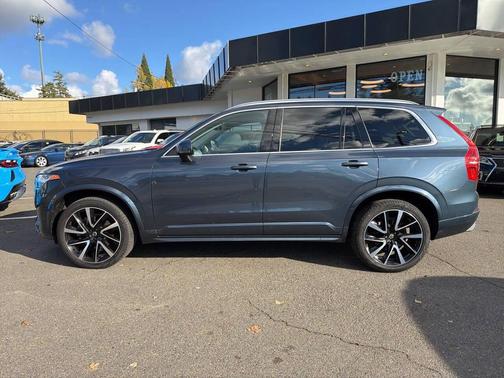2020 Volvo XC90 T6 Momentum