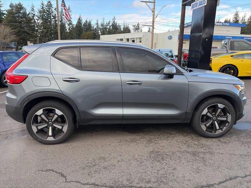 2019 Volvo XC40 T5 Momentum