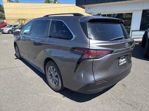 2022 Toyota Sienna LE
