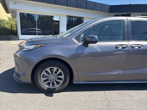 2022 Toyota Sienna LE