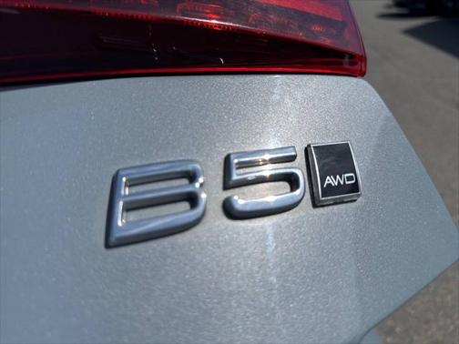 2024 Volvo S60 B5 Core Dark Theme