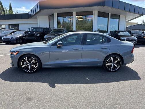 2024 Volvo S60 B5 Core Dark Theme