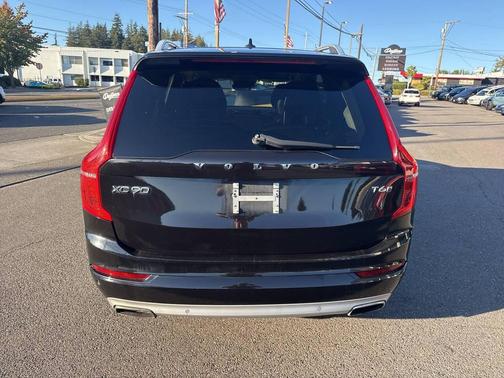 2016 Volvo XC90 T6 Momentum