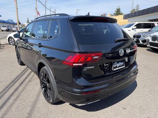 Deep Black Pearl 2021 Volkswagen Tiguan 2.0T SE R-Line Black