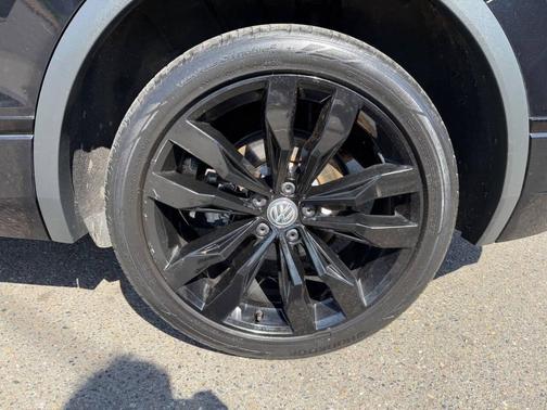 Deep Black Pearl 2021 Volkswagen Tiguan 2.0T SE R-Line Black