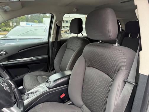 Bright Silver Metallic Clearcoat 2012 Dodge Journey SE