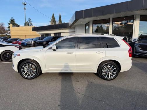 Ice White 2018 Volvo XC90 T6 Momentum