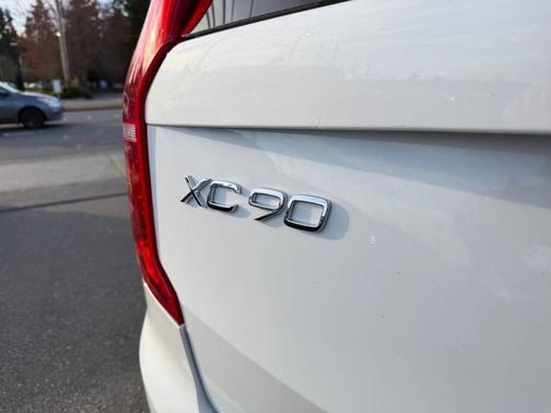 Ice White 2018 Volvo XC90 T6 Momentum