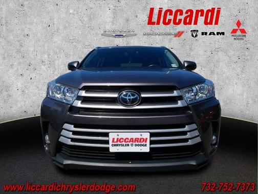 Photo 2 of 30 of 2019 Toyota Highlander XLE