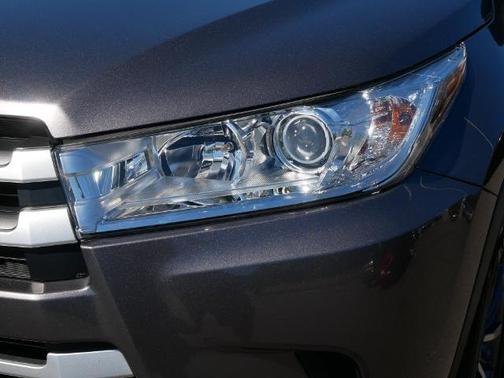 Photo 4 of 30 of 2019 Toyota Highlander XLE