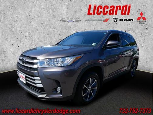 Photo 3 of 30 of 2019 Toyota Highlander XLE