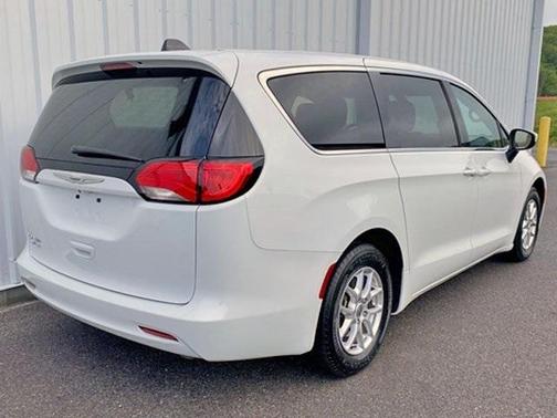 2021 Chrysler Voyager LX