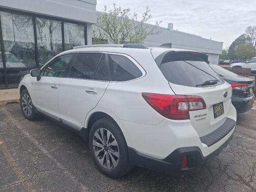Crystal White Pearl 2019 Subaru Outback 2.5i Touring