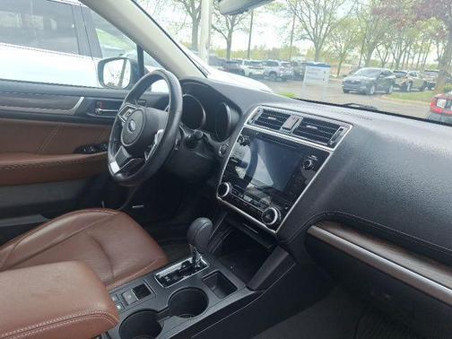 Crystal White Pearl 2019 Subaru Outback 2.5i Touring